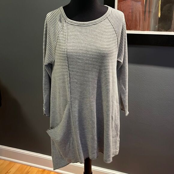 Calvin Klein Performance gray/white stretch waffle crew neck top. Size medium - Picture 1 of 7